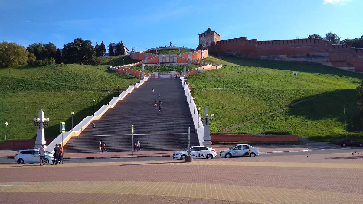 В районе чкаловской находится в. Чкаловская лестница памятник Чкалову. Памятник на Чкаловской лестнице. Н Новгород Чкаловская лестница. Чкаловская лестница вид от памятника Чкалова.