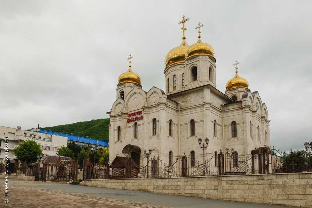 Храмы пятигорска расписание. Спасский собор Пятигорск. Храм в Пятигорске Спасский собор. Пятигорск Спасский собор и Церковь. Спасский кафедральный собор — главный храм Пятигорска.