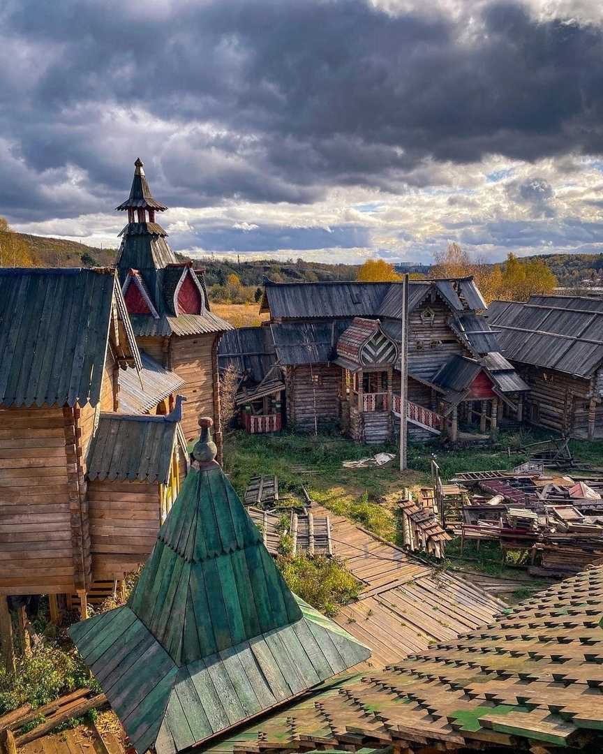 Поехать погулять в подмосковье. Киногородок в Химках последний богатырь. Кинодеревня Пилигрим Порто в Москве. Ленинские горки усадьба Киногород. Киногородок последний богатырь.