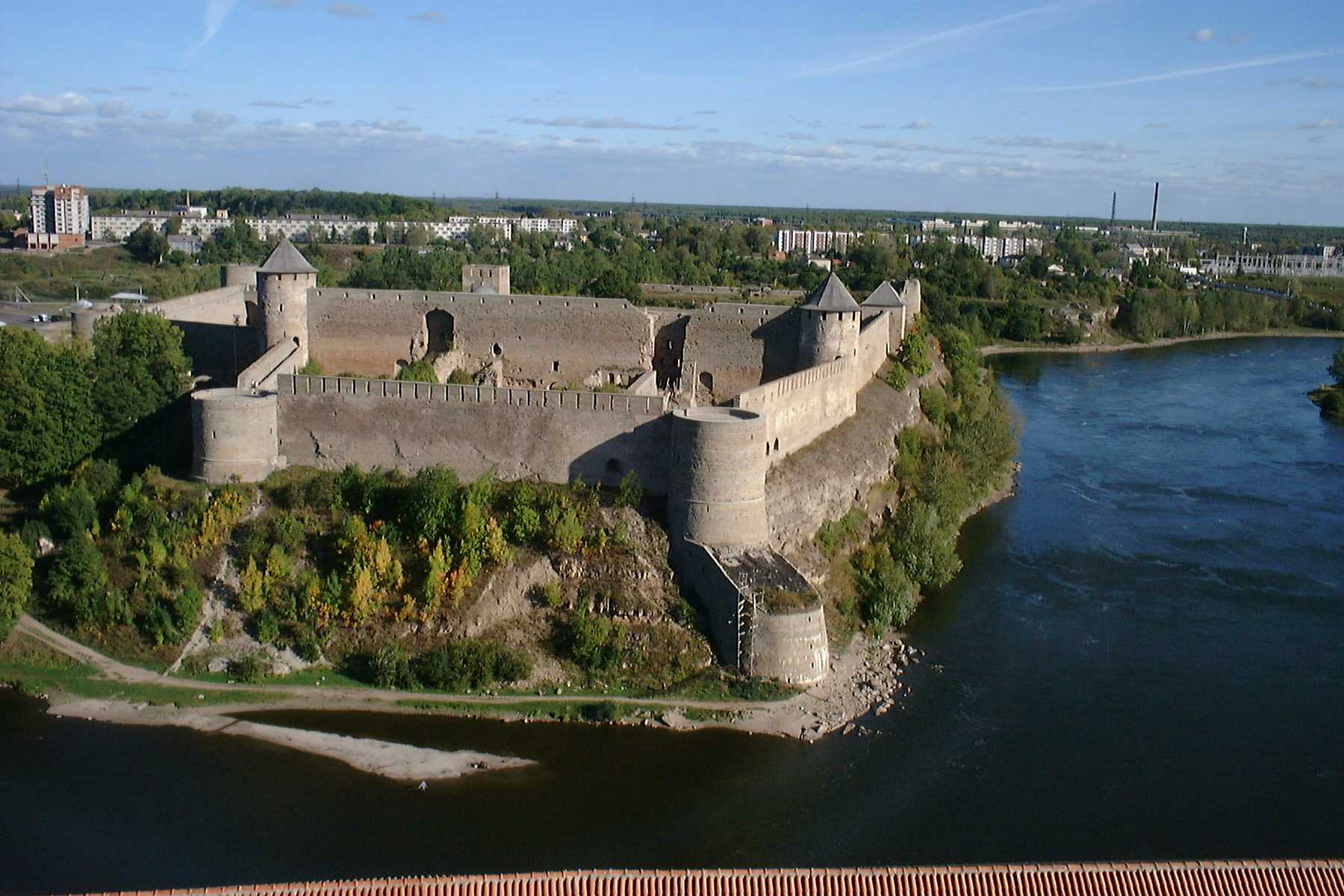 Разбираемся, какие достопримечательности посмотреть в Ивангороде за 1 день кроме крепости, что такое Парусинка и как дойти до Эстонии